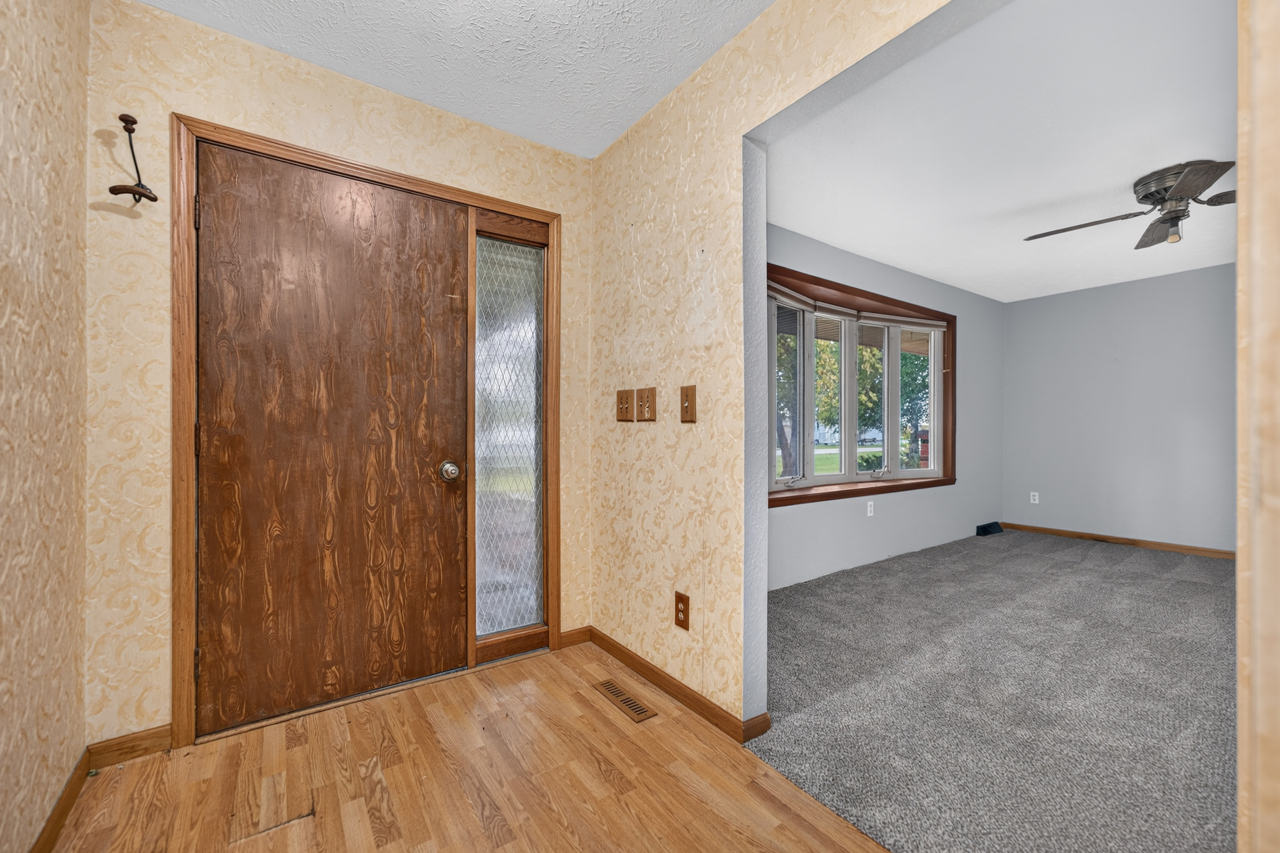 4877 Raymond Drive Property Photo 4
