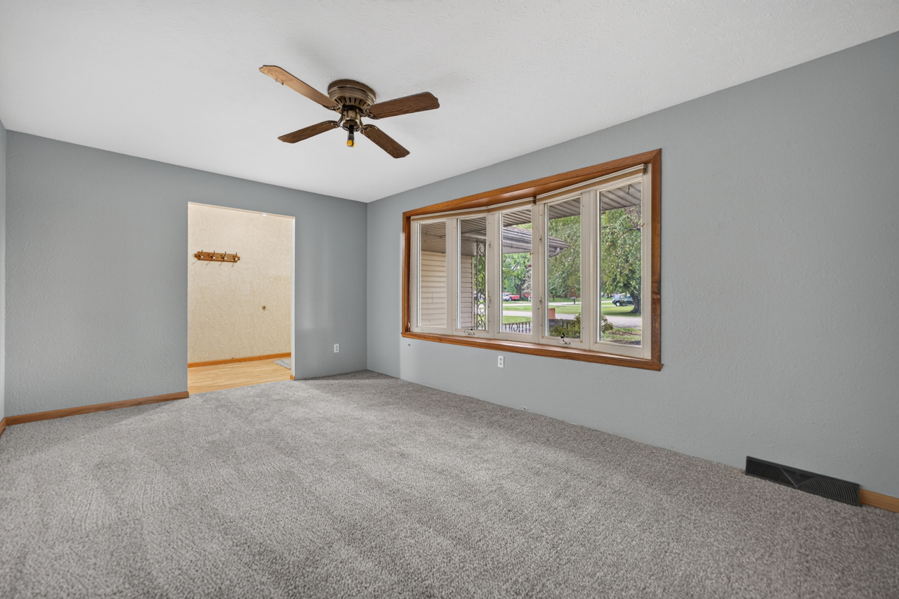 4877 Raymond Drive Property Photo 6