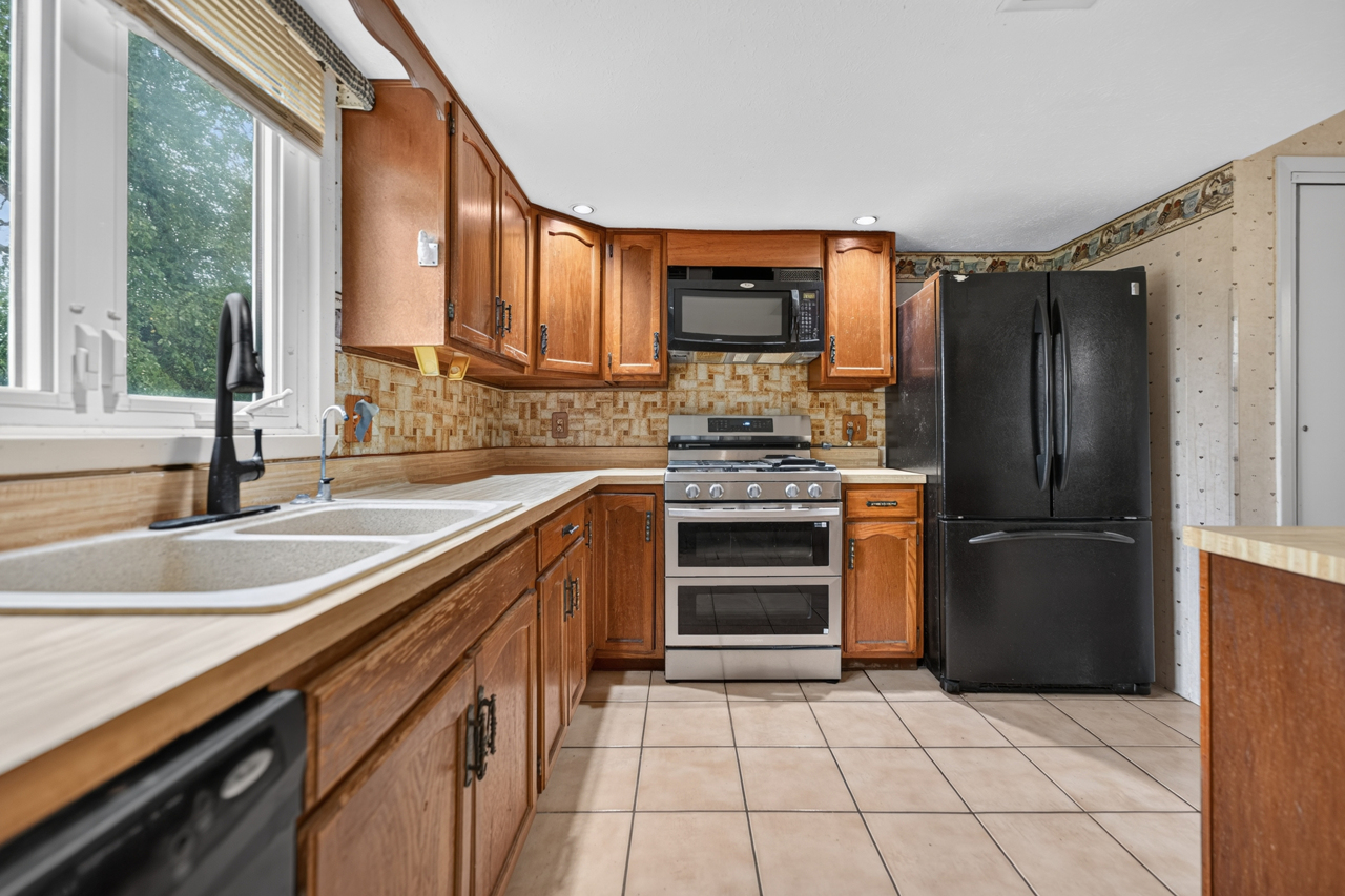 4877 Raymond Drive Property Photo 9