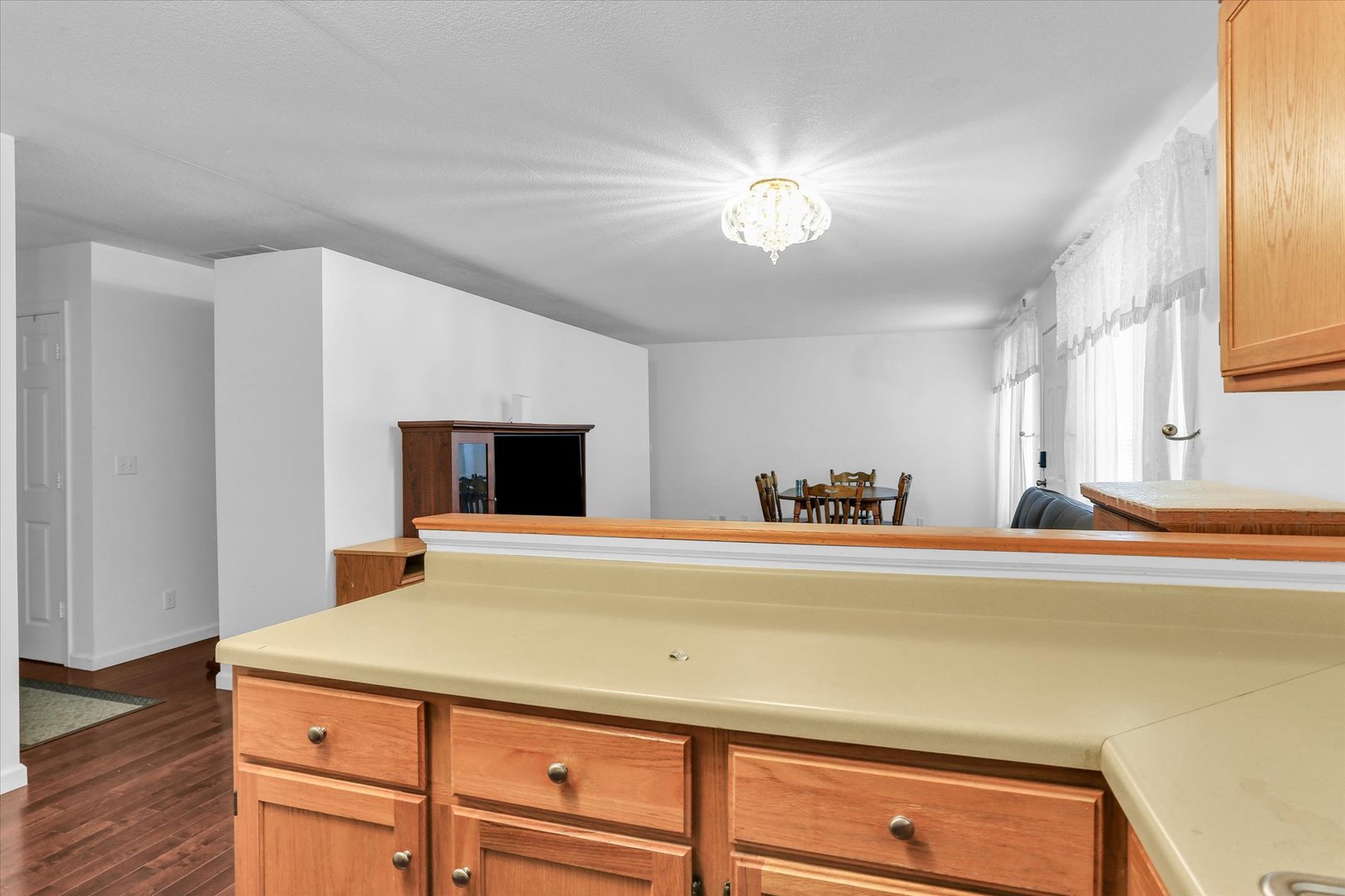 1306 W Hill Street Property Photo 9