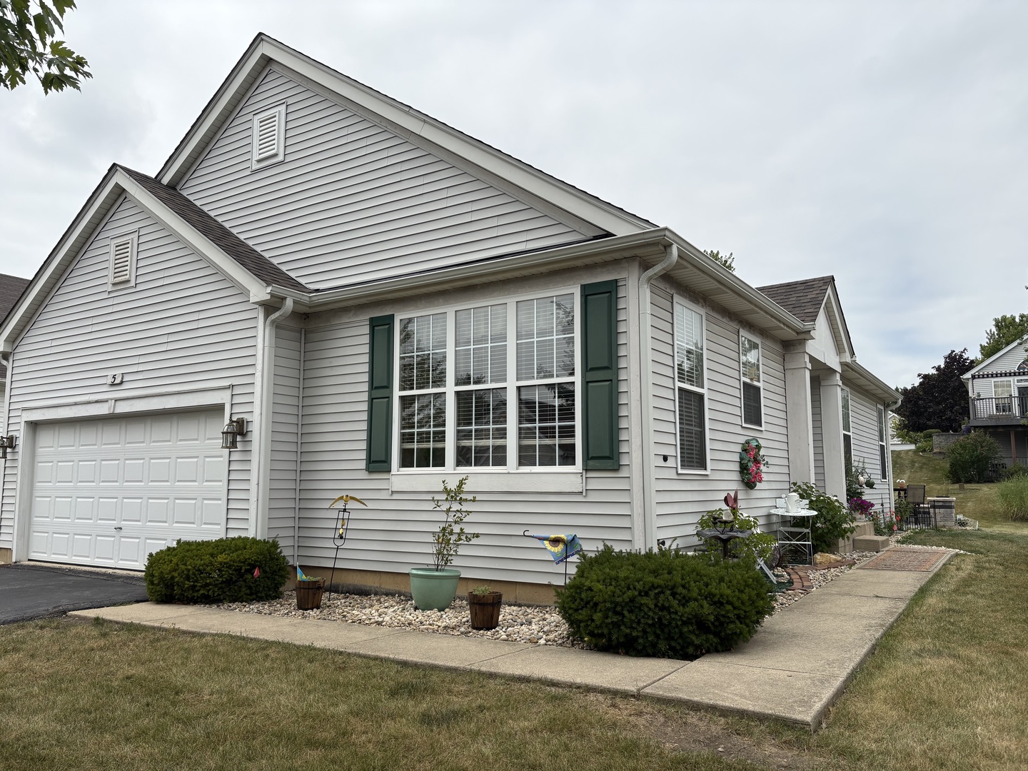 5 E HAGUE Drive