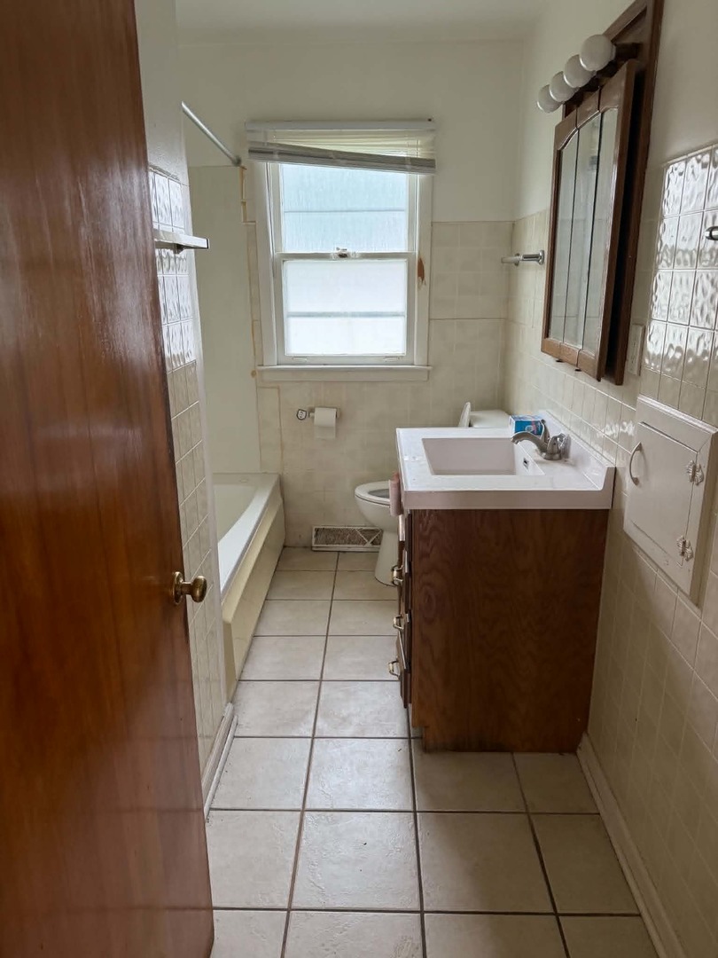 627 E 160th Court Property Photo 7