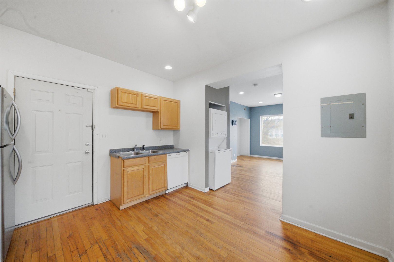 850 E 82nd Street 3 Property Photo 6