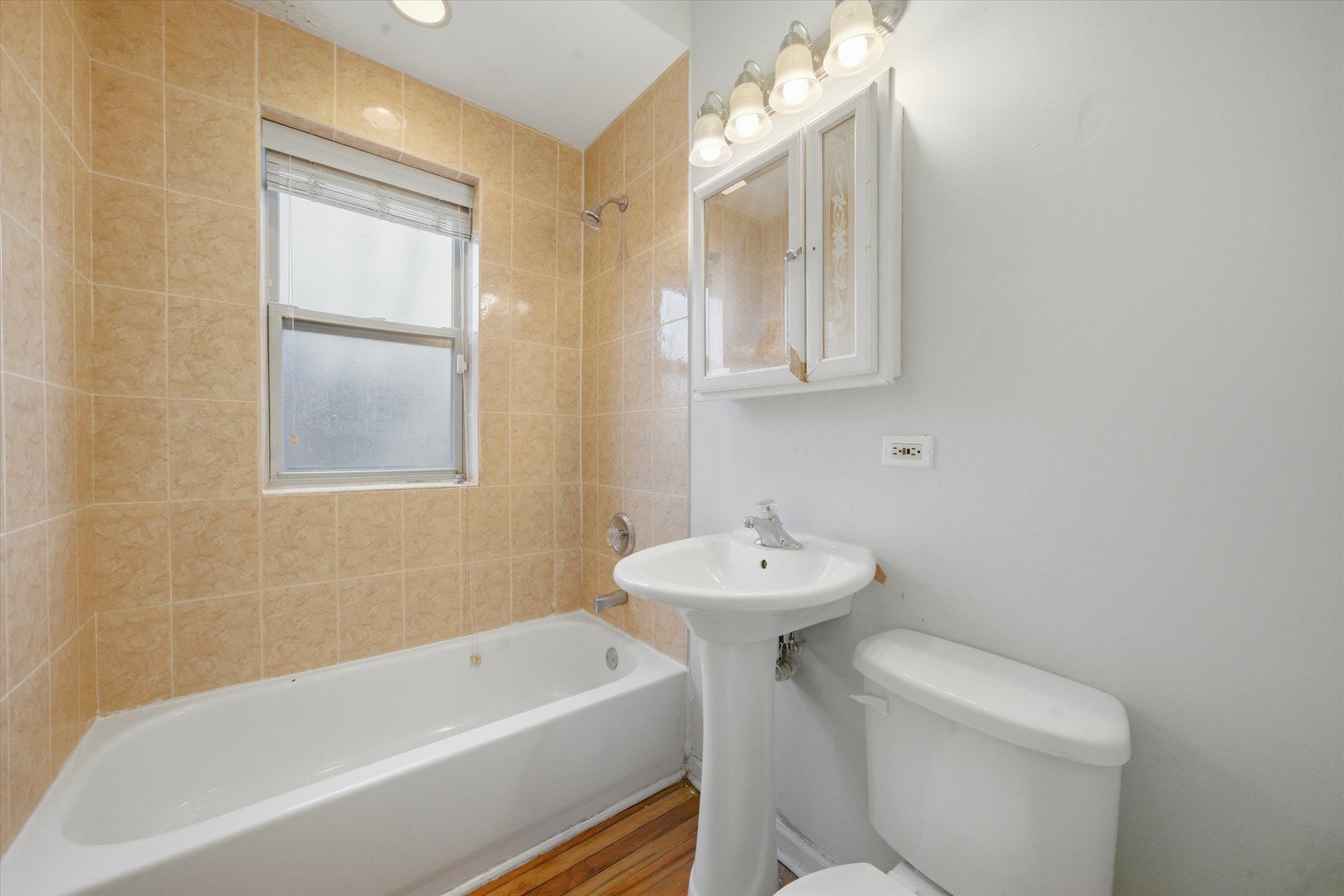 850 E 82nd Street 3 Property Photo 13