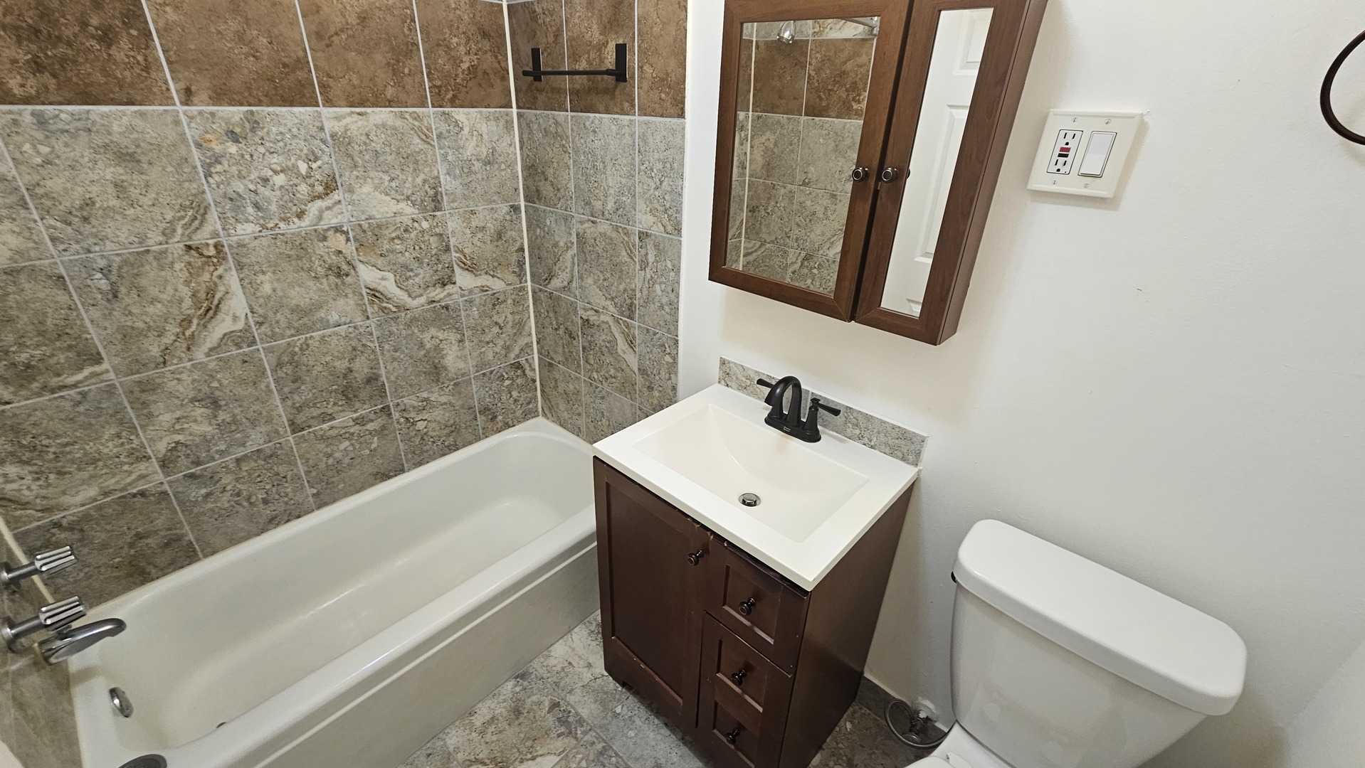2250 N Lincoln Avenue 201 Property Photo 4