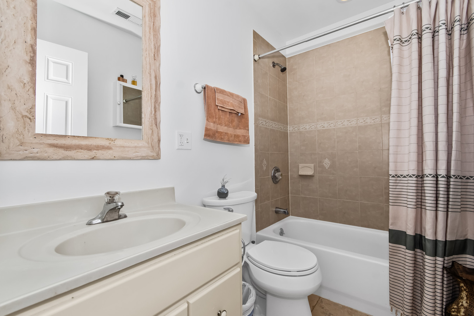 1629 W North Shore Drive 103 Property Photo 12
