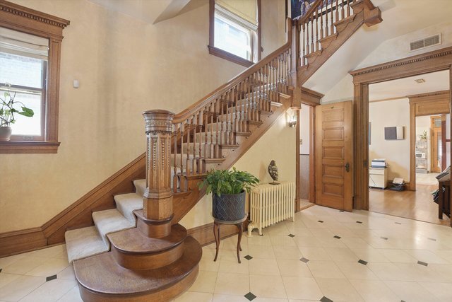 1036 W Garfield Boulevard Property Photo 8