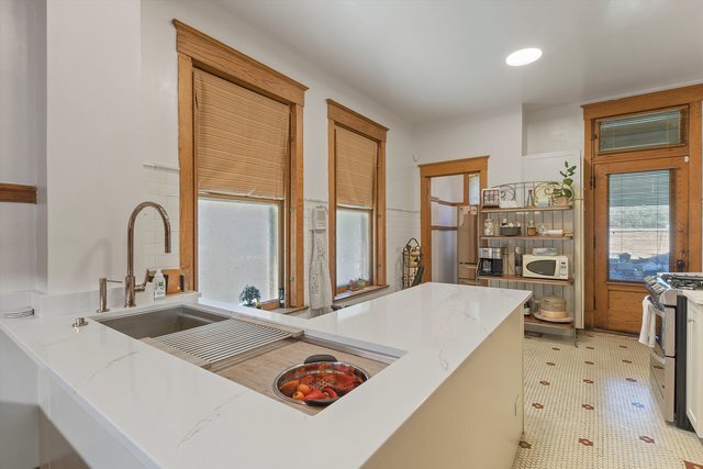 1036 W Garfield Boulevard Property Photo 10