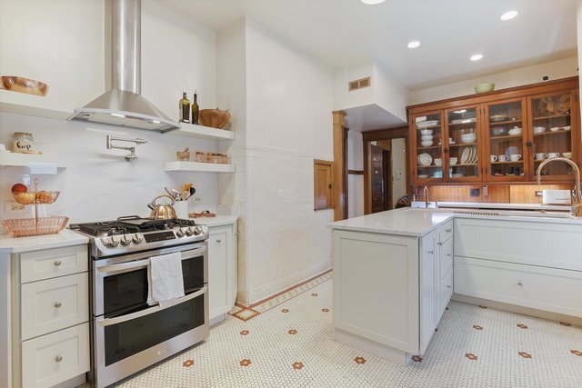 1036 W Garfield Boulevard Property Photo 11