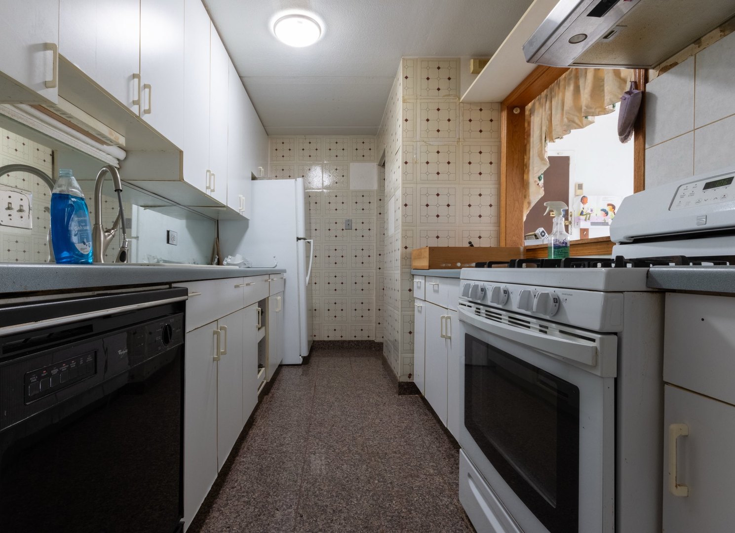 212 Shorewood Drive 1b Property Photo 8