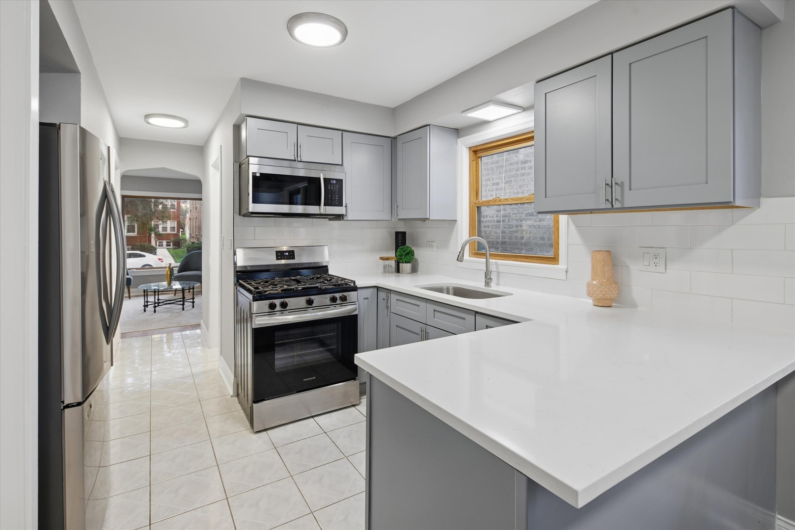 5624 N Mango Avenue Property Photo 5