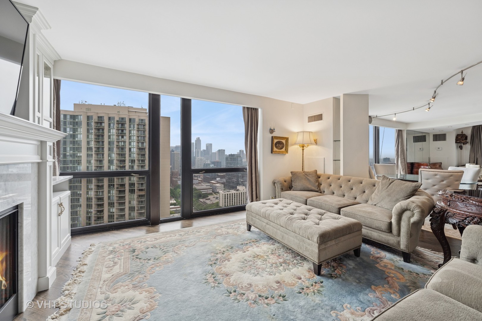 1122 N Clark Street 3301-10 Property Photo 5