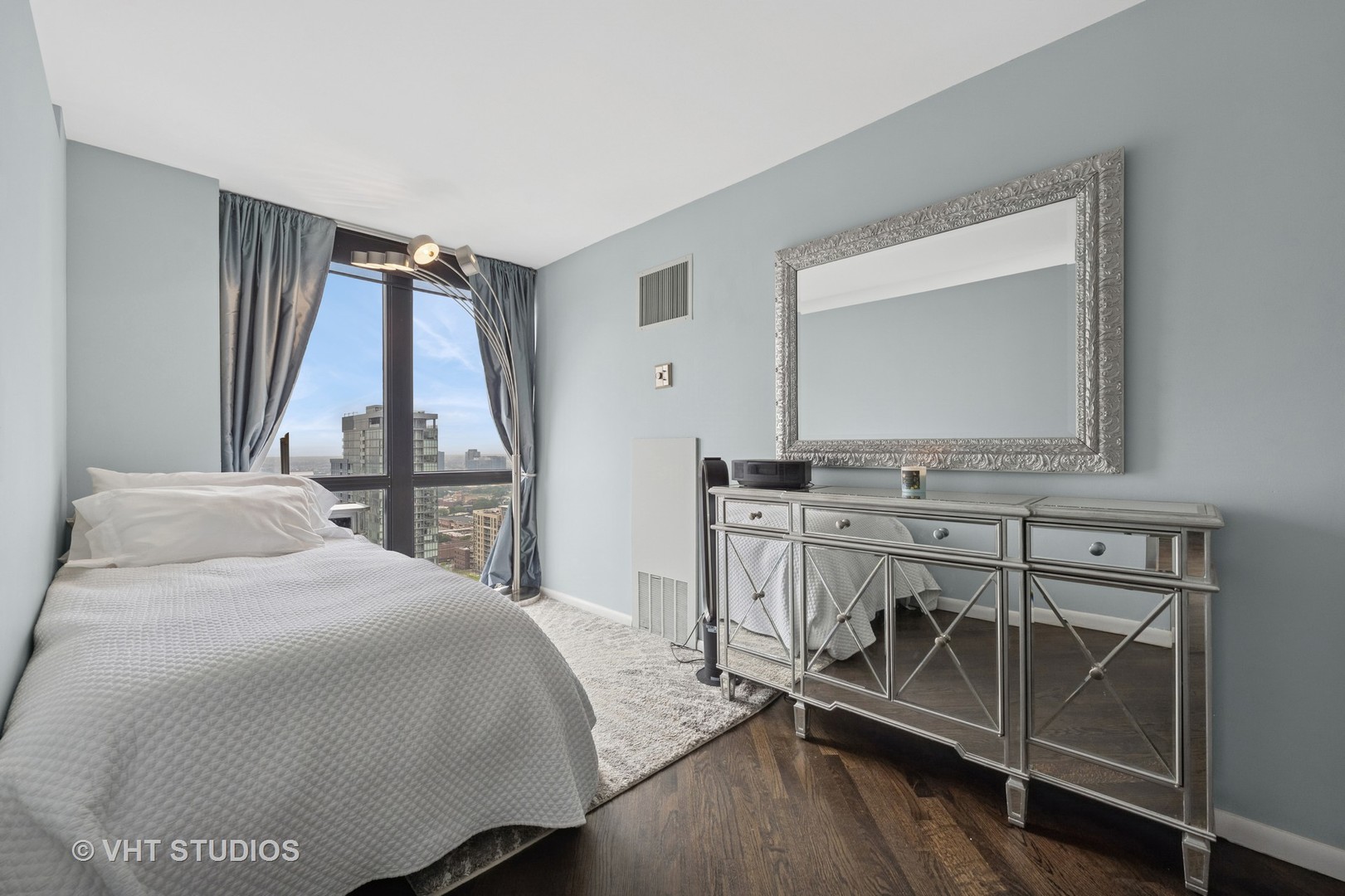 1122 N Clark Street 3301-10 Property Photo 17