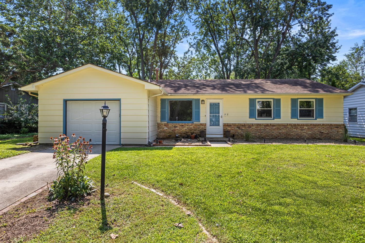 2305 GLENOAK Drive Property Photo 1