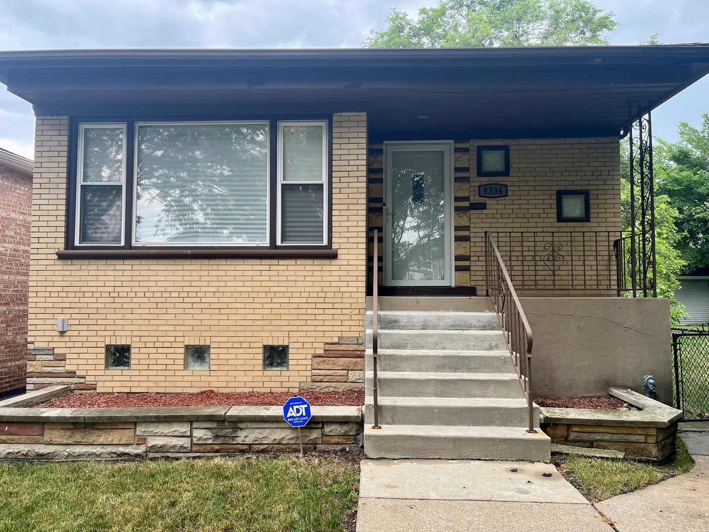 9334 S PAXTON Avenue Property Photo 1