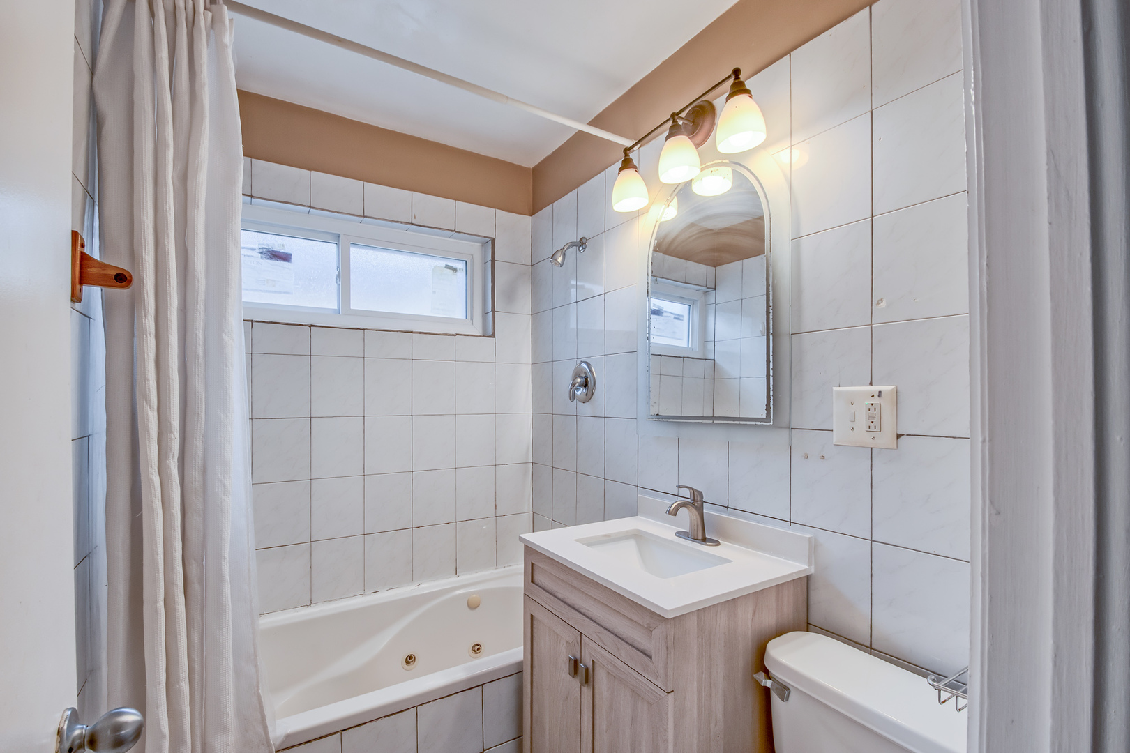 3110 W Jarvis Avenue Property Photo 9