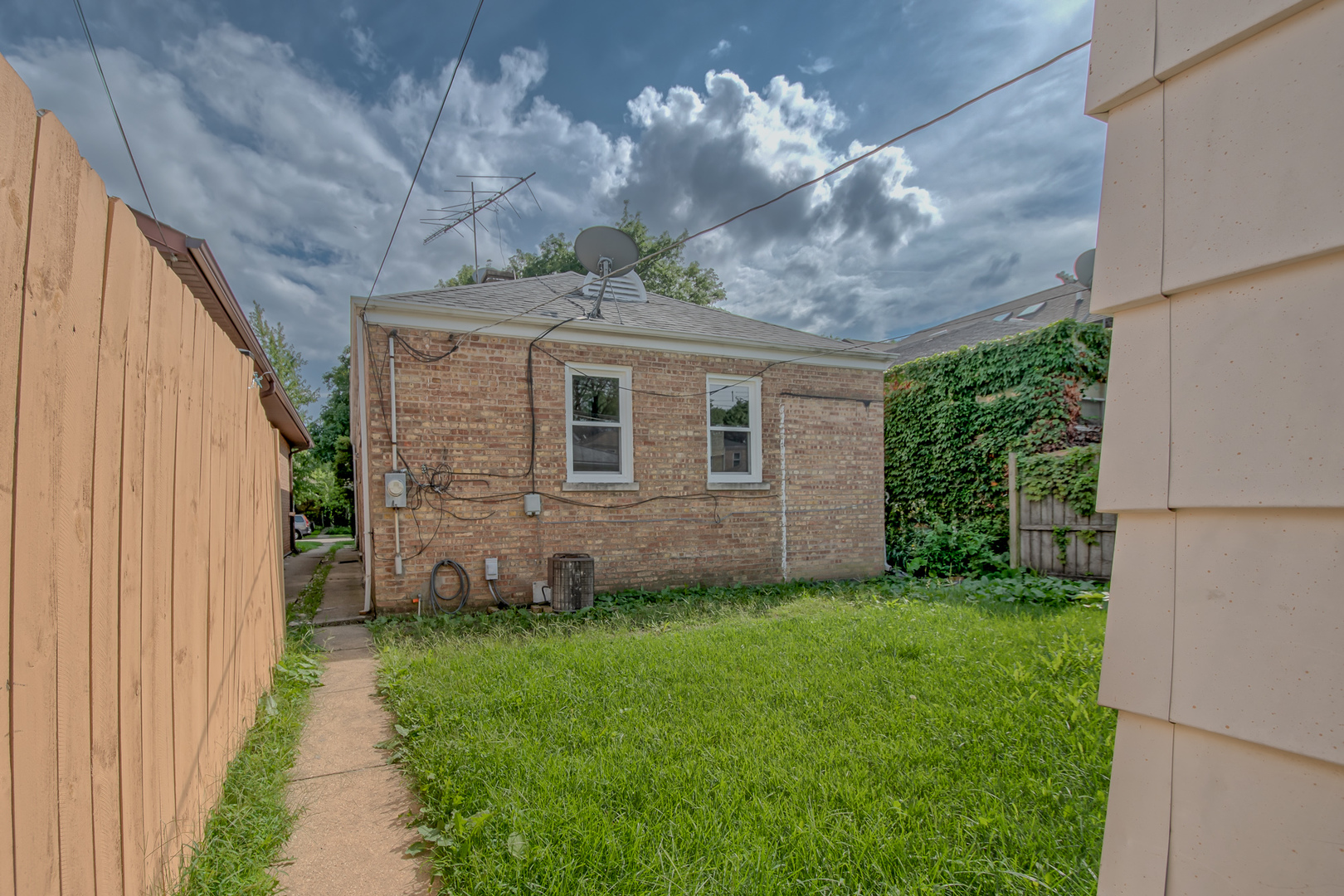 3110 W Jarvis Avenue Property Photo 15