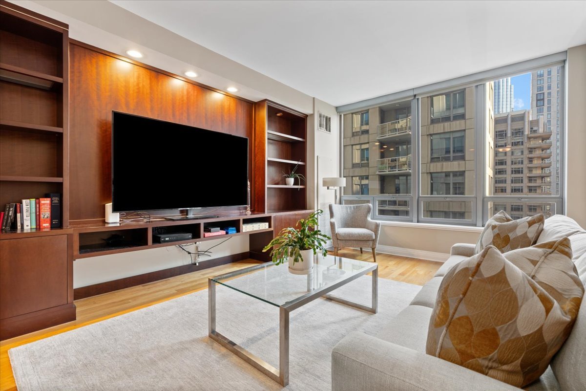 600 N Lake Shore Drive 2102 Property Photo 5