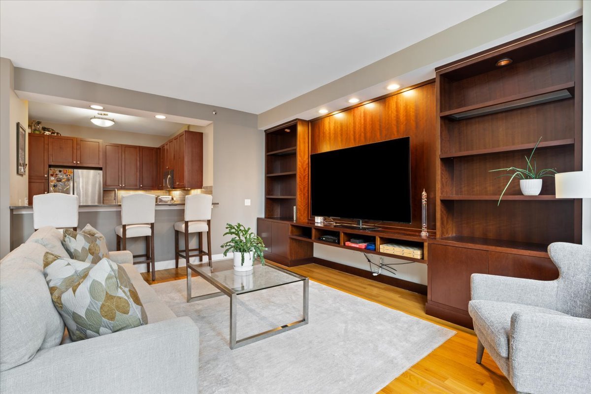 600 N Lake Shore Drive 2102 Property Photo 8