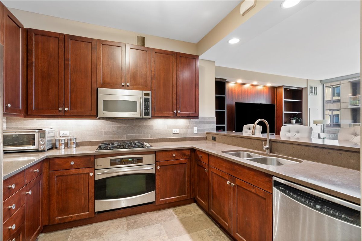 600 N Lake Shore Drive 2102 Property Photo 9
