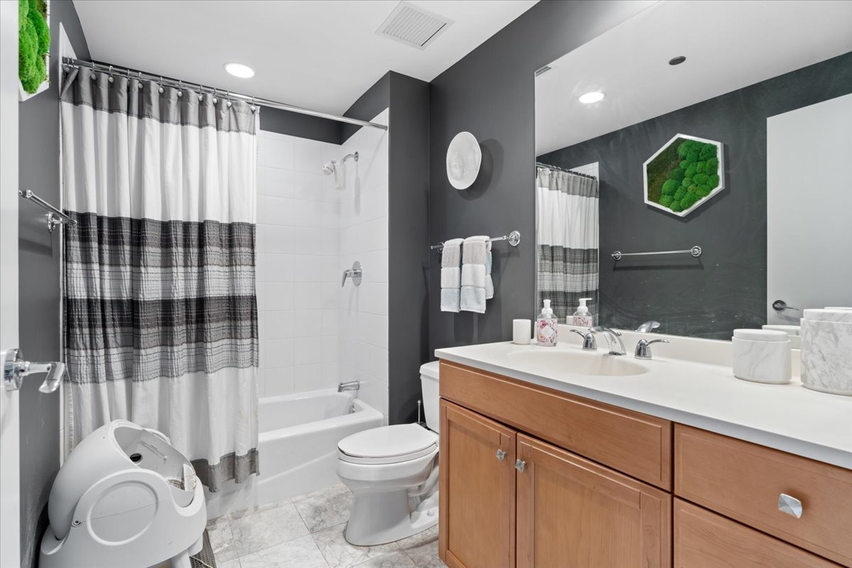 600 N Lake Shore Drive 2102 Property Photo 15