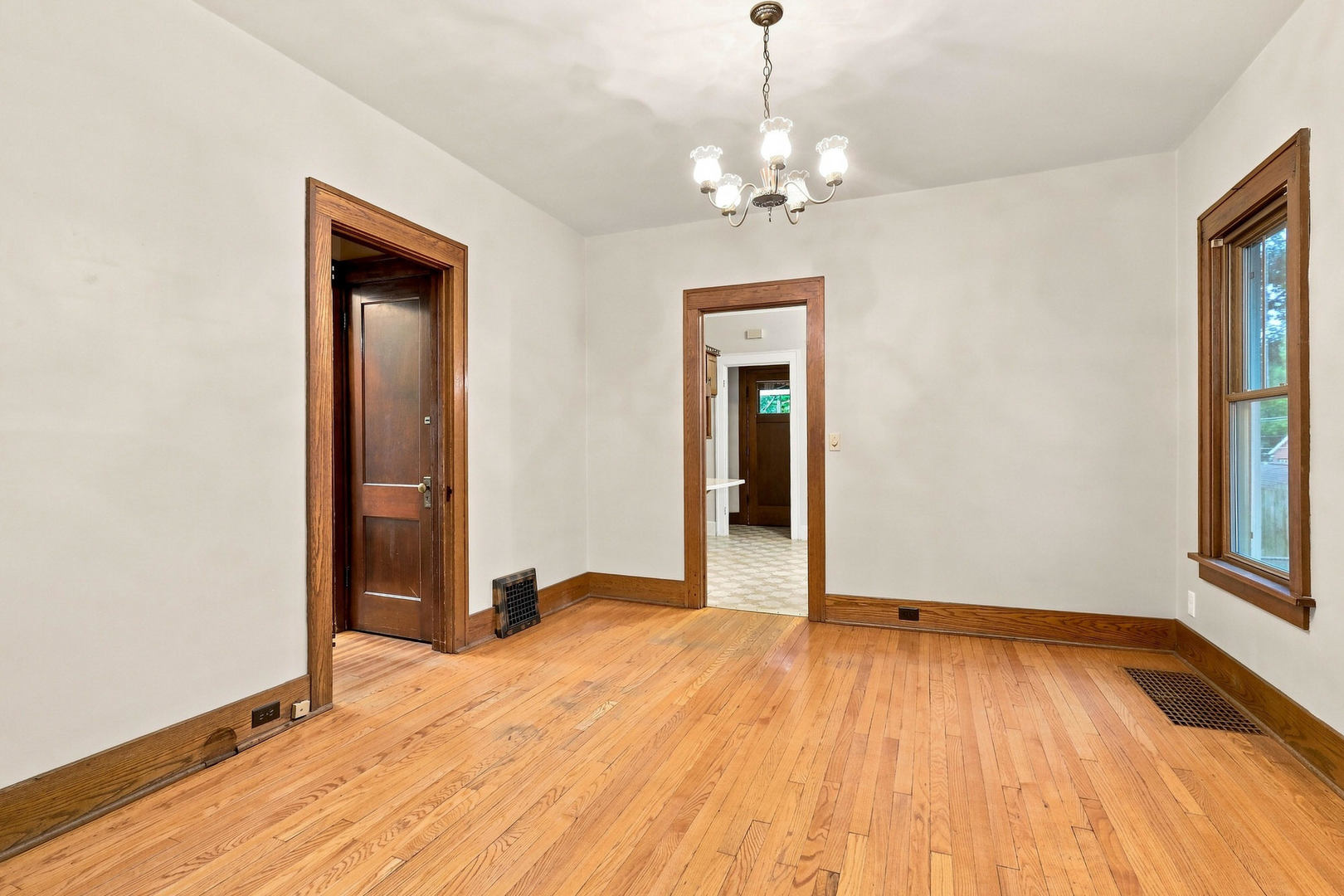2015 Tremont Avenue Property Photo 10