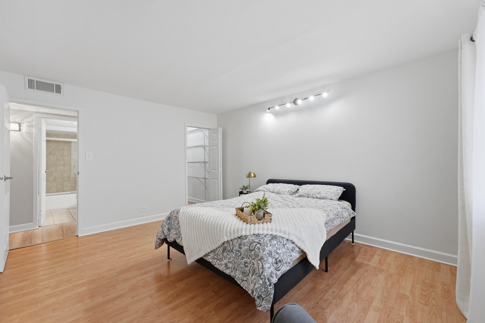 220 S Roselle Road 321 Property Photo 11