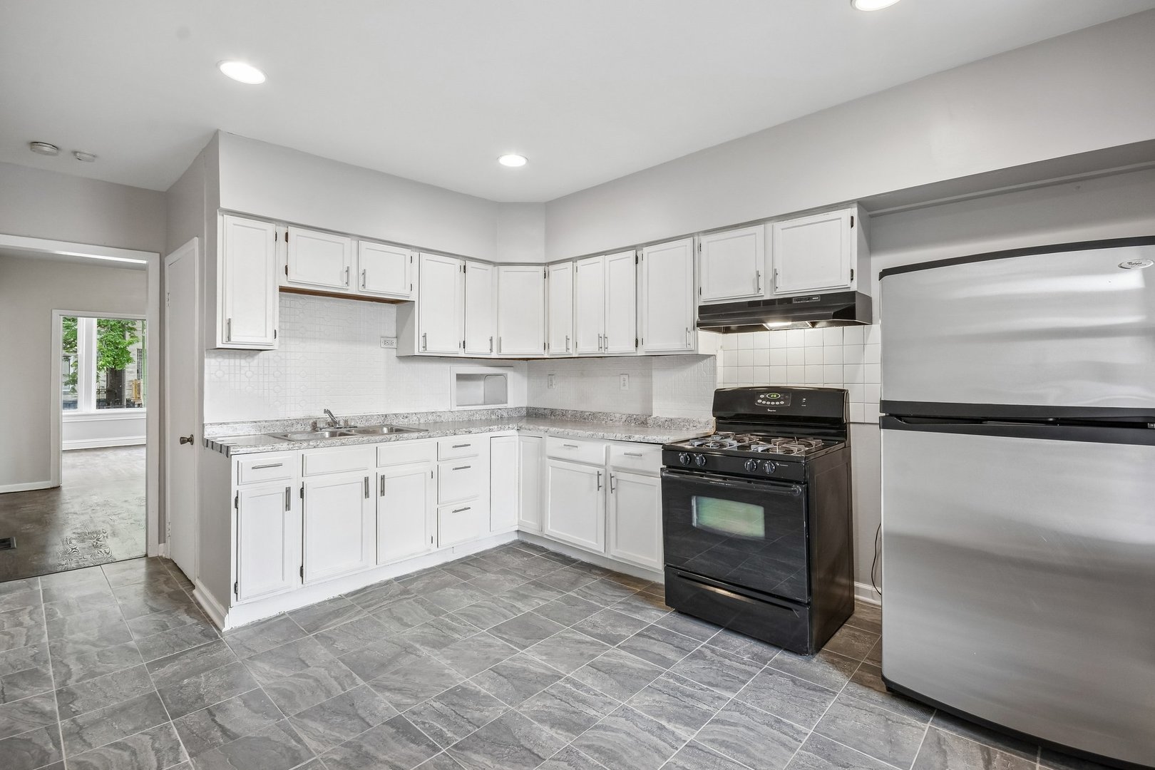 1914 S Hamlin Avenue Property Photo 6