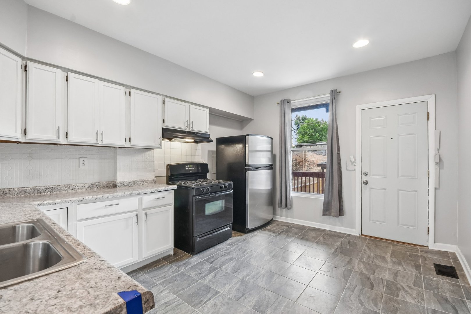 1914 S Hamlin Avenue Property Photo 7
