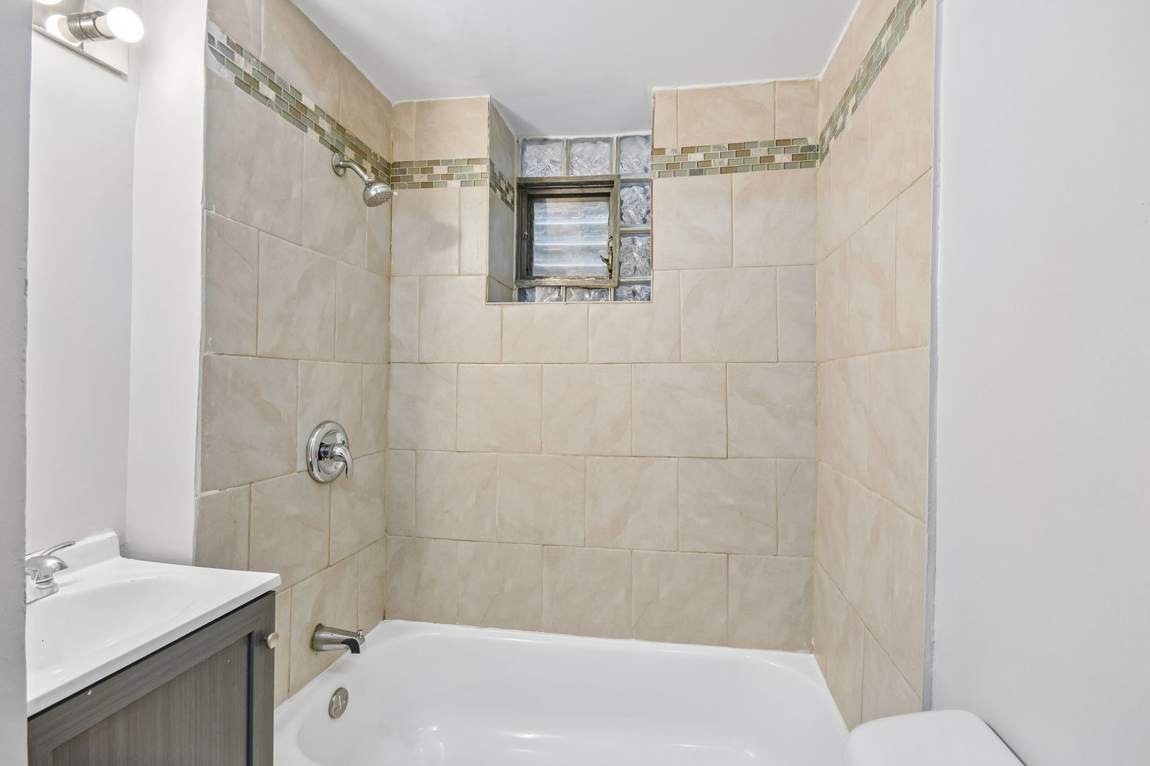 1914 S Hamlin Avenue Property Photo 11
