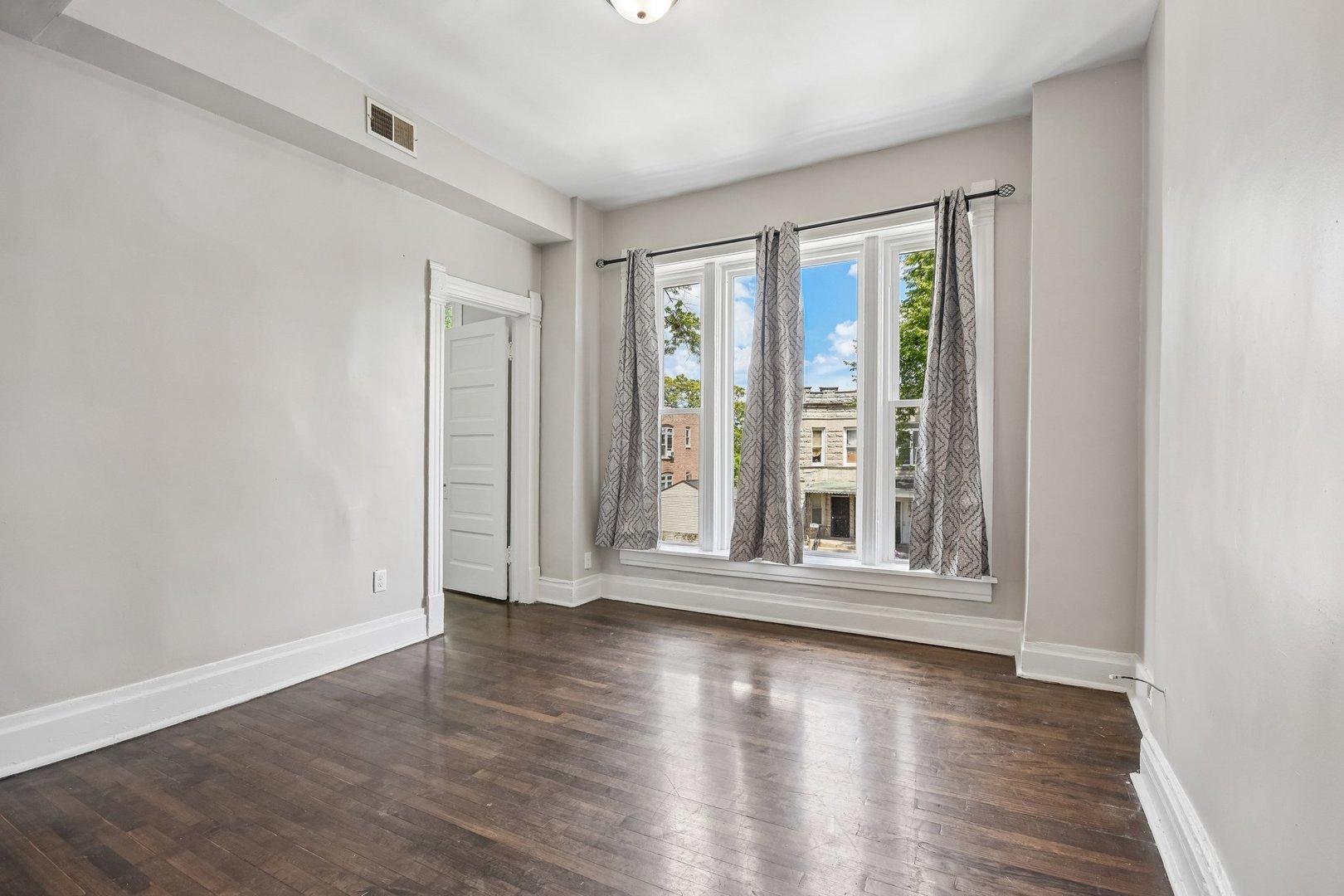 1914 S Hamlin Avenue Property Photo 14