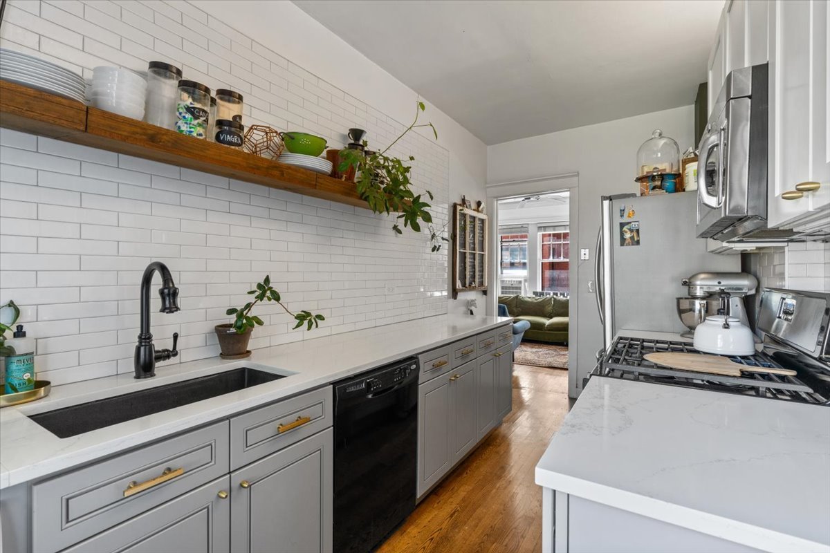 2018 Sherman Avenue 1w Property Photo 8