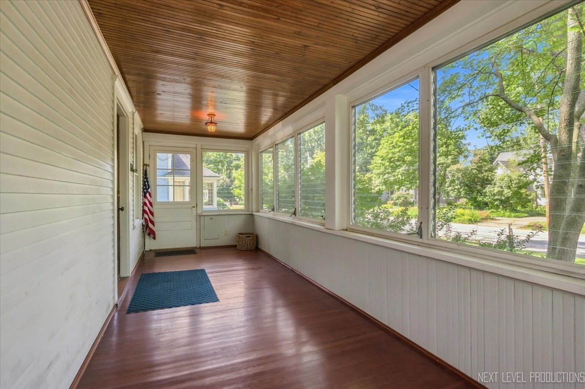 242 N Lincoln Street Property Photo 3