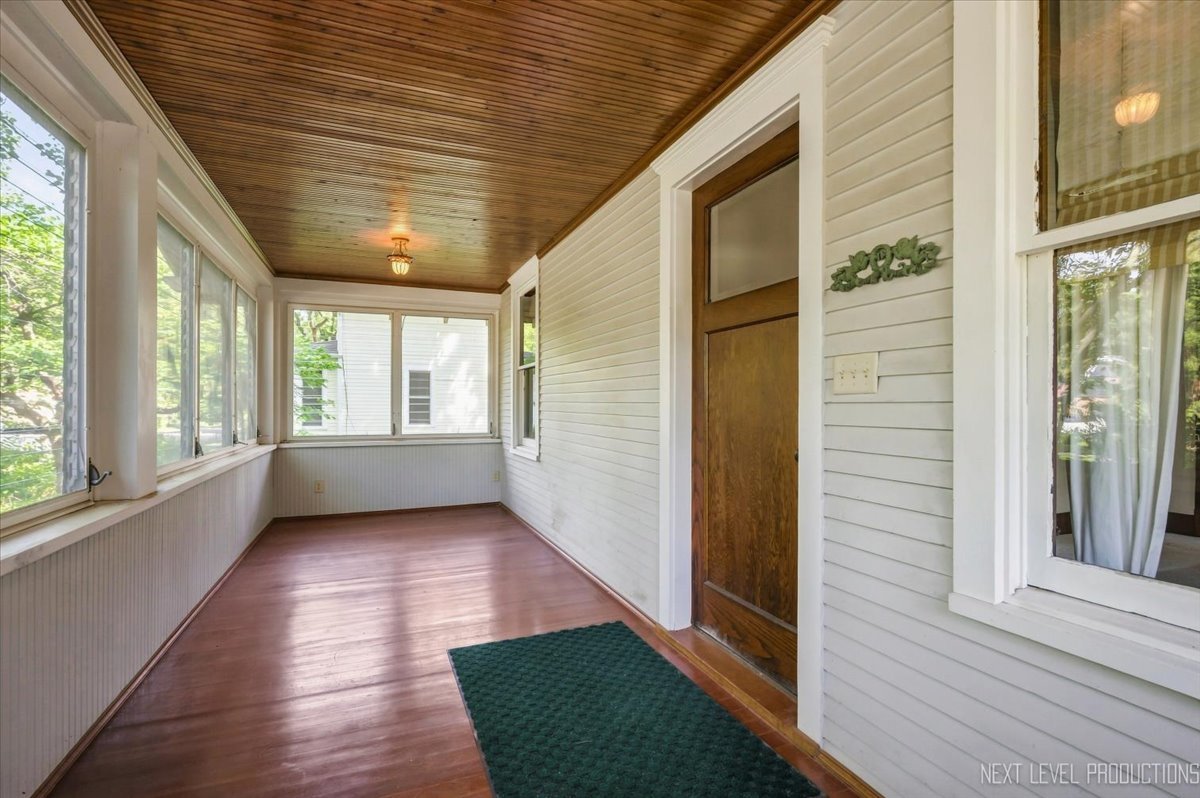 242 N Lincoln Street Property Photo 4