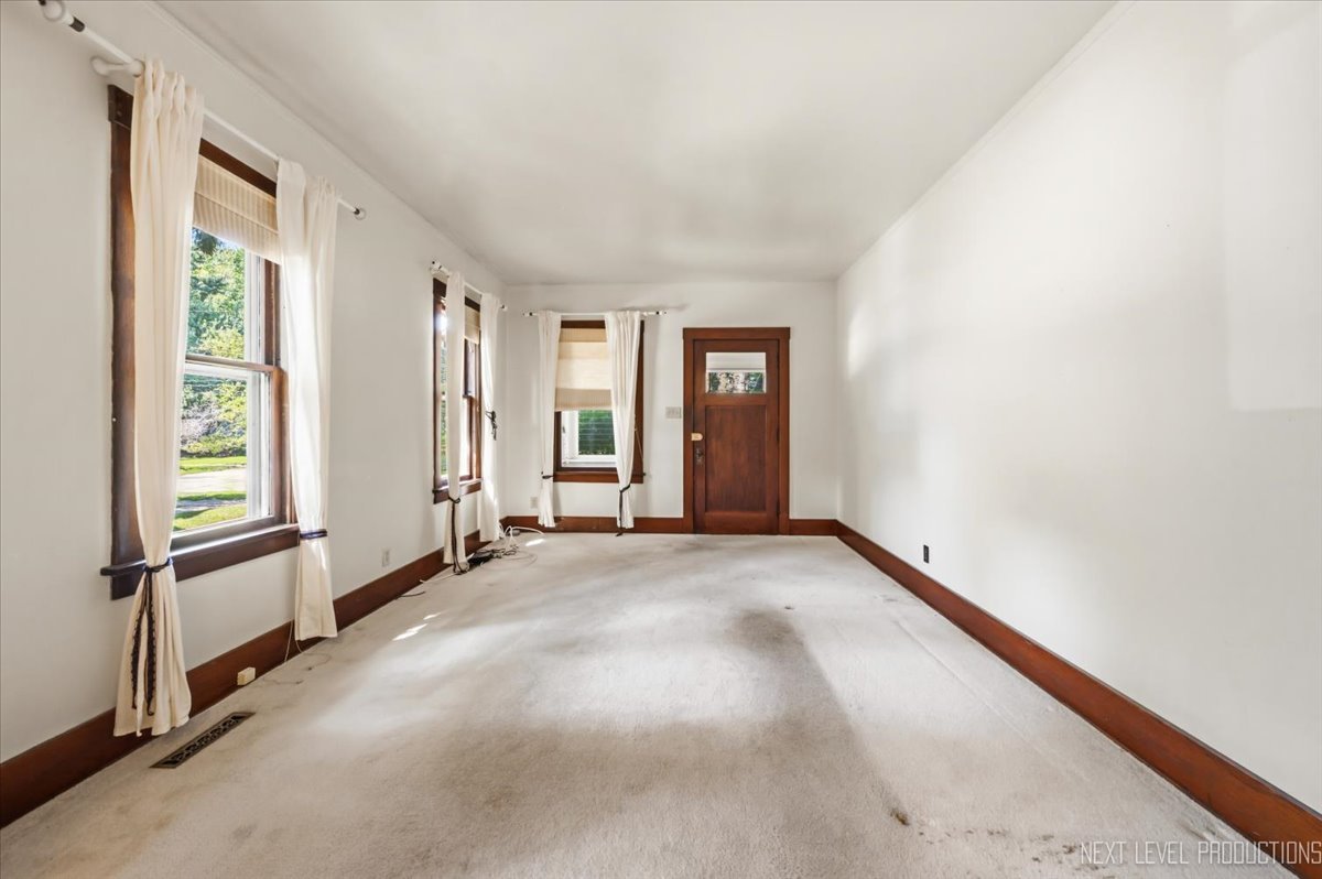 242 N Lincoln Street Property Photo 5