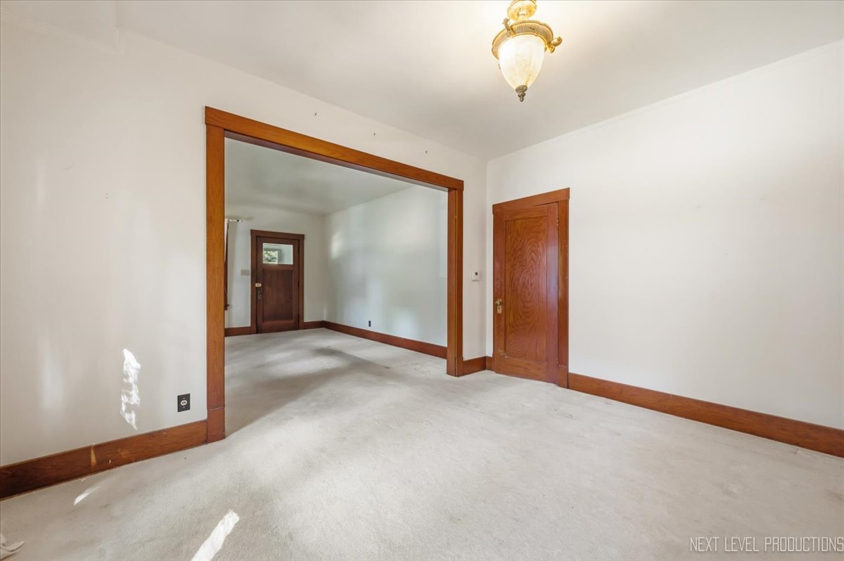 242 N Lincoln Street Property Photo 8