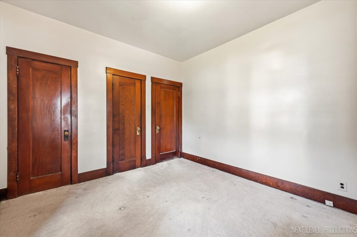 242 N Lincoln Street Property Photo 17