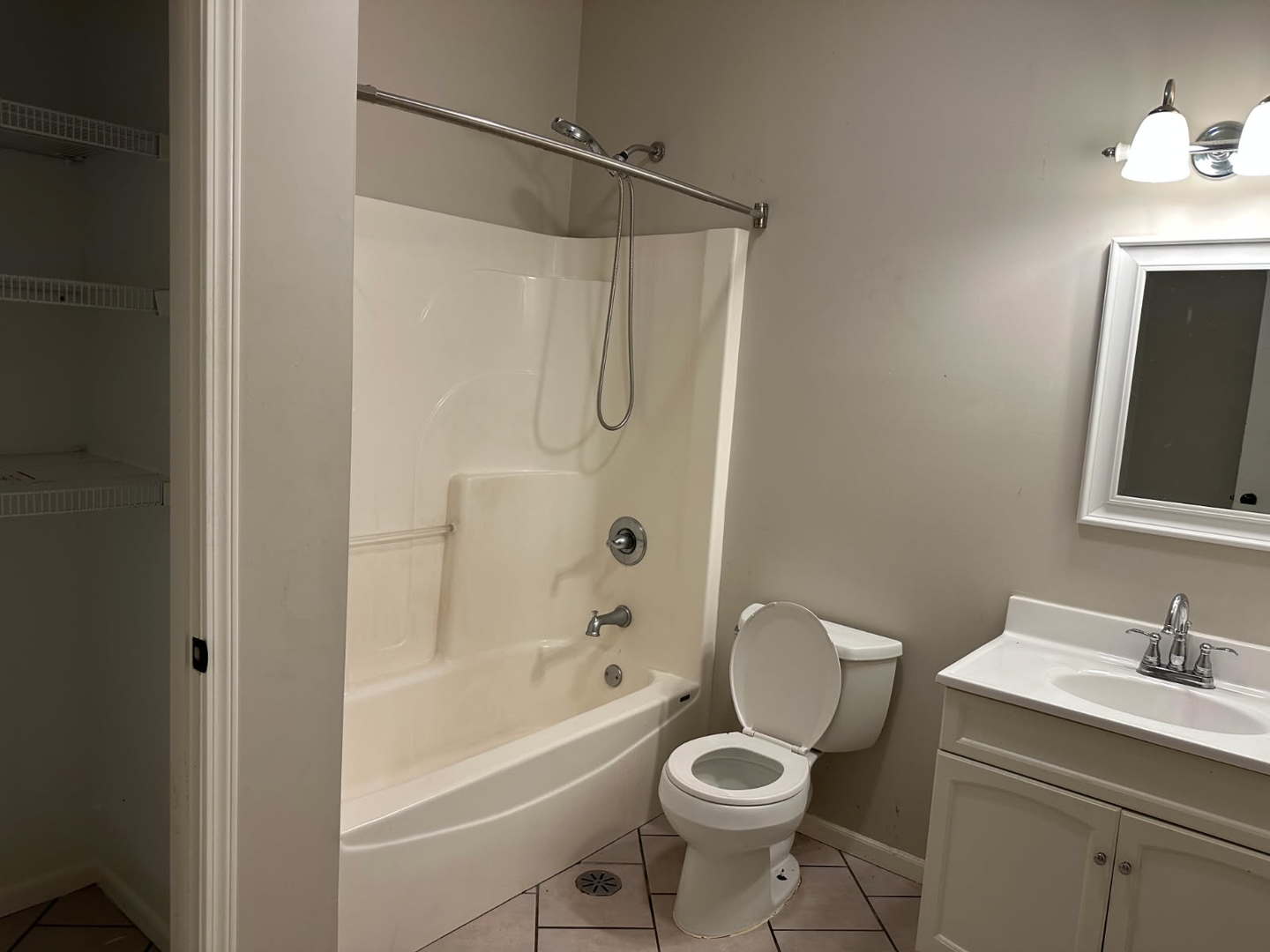 1201 E Chestnut Street Property Photo 7