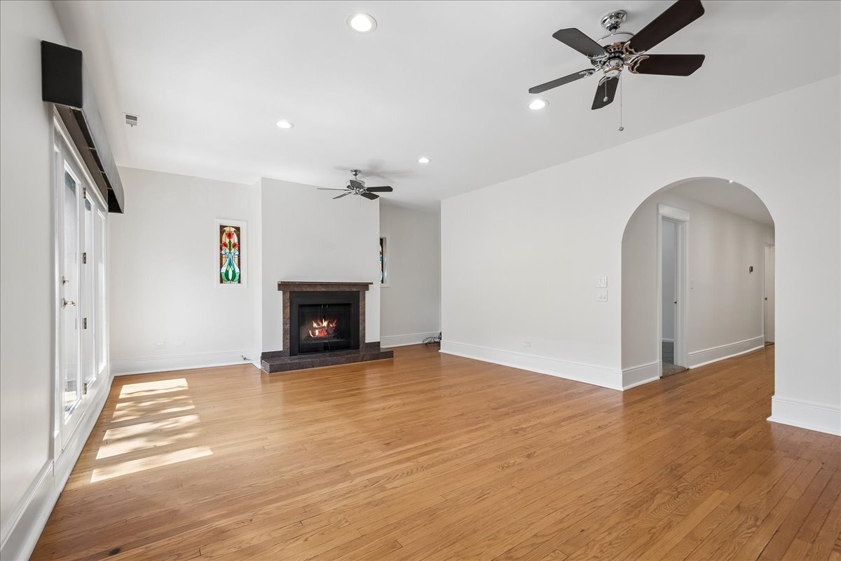 940 W Carmen Avenue 3w Property Photo 2