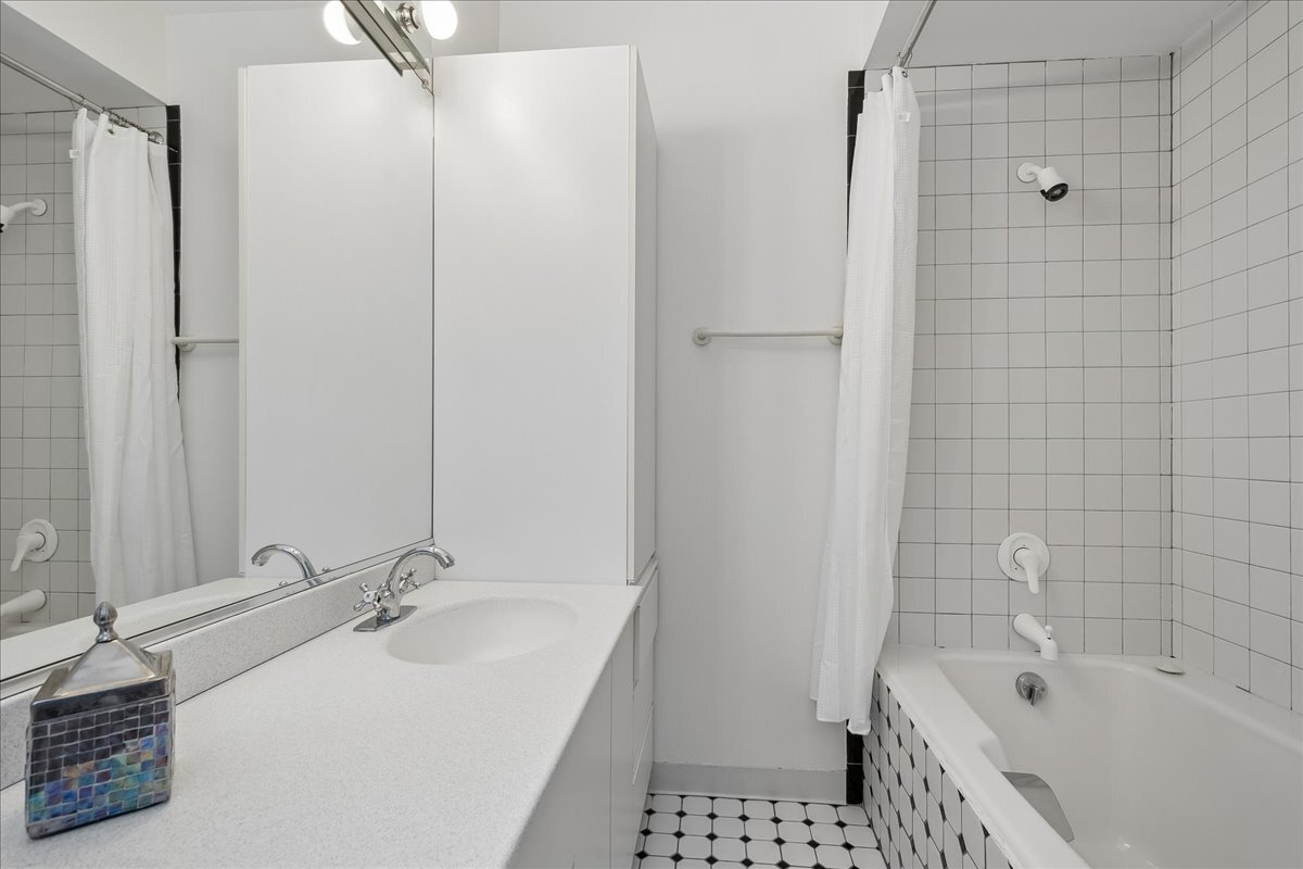 940 W Carmen Avenue 3w Property Photo 16
