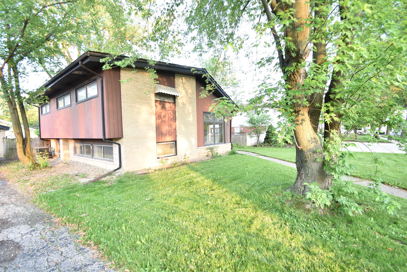 907 S Elmhurst Road Property Photo 1