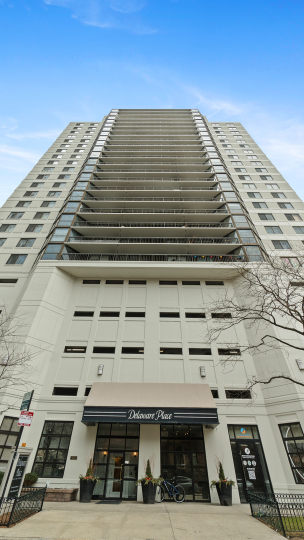 33 W Delaware Place 18h Property Photo