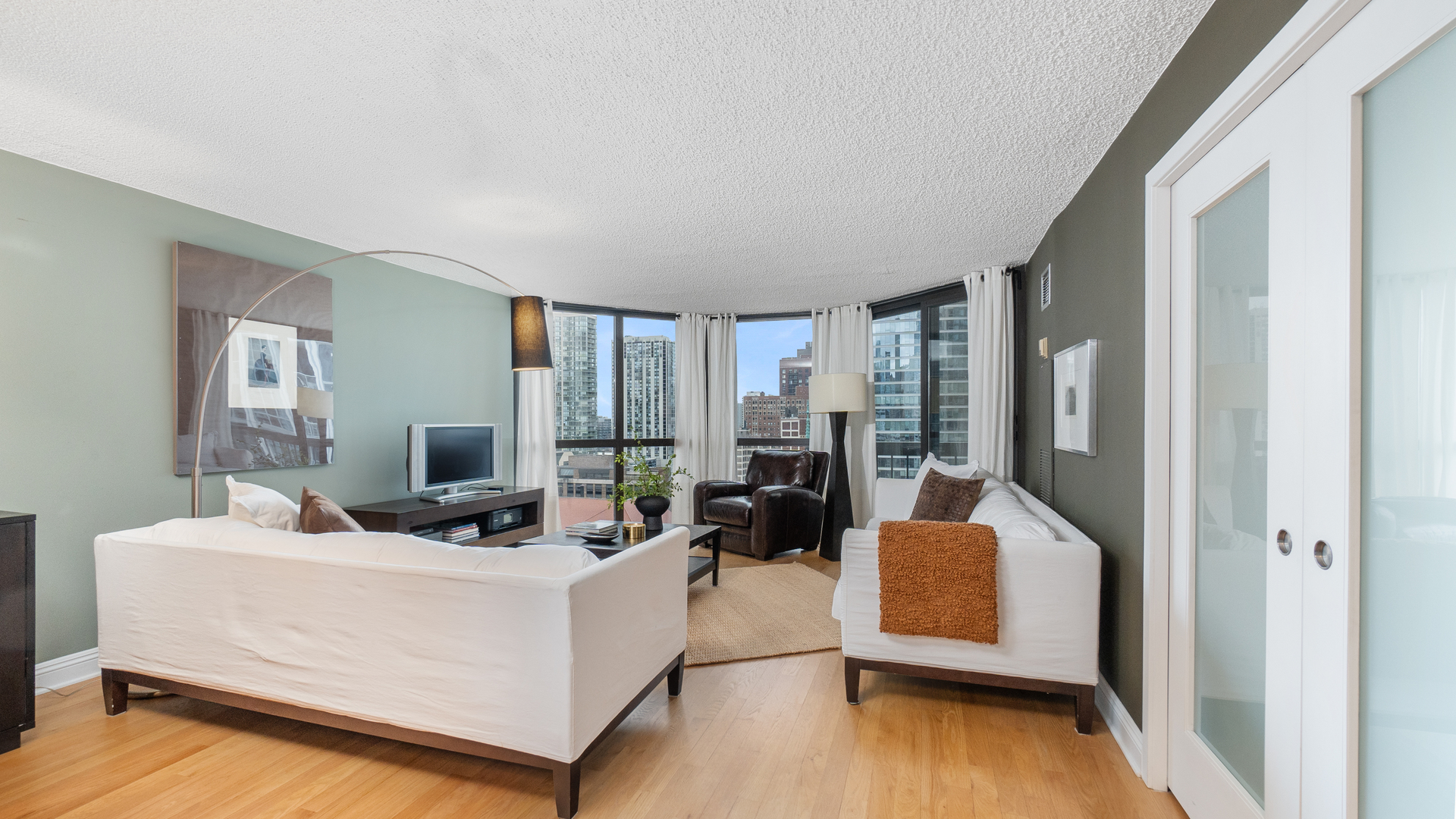 33 W Delaware Place 18h Property Photo 3