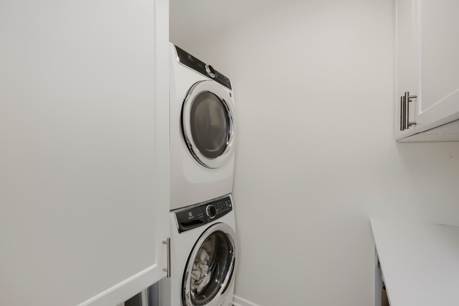 2252 N Lakewood Avenue Property Photo 27