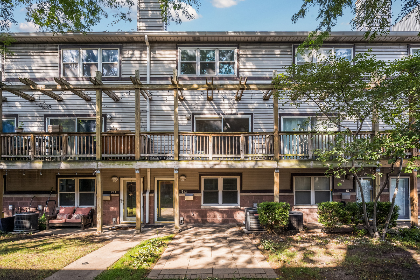 1540 N Greenview Avenue D Property Photo 1