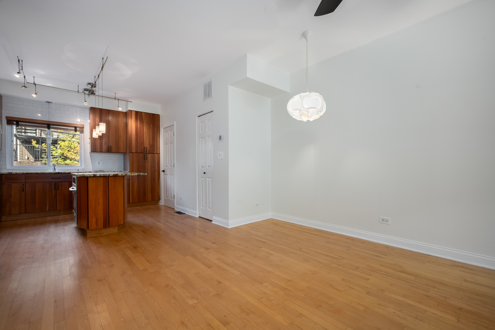 1540 N Greenview Avenue D Property Photo 6