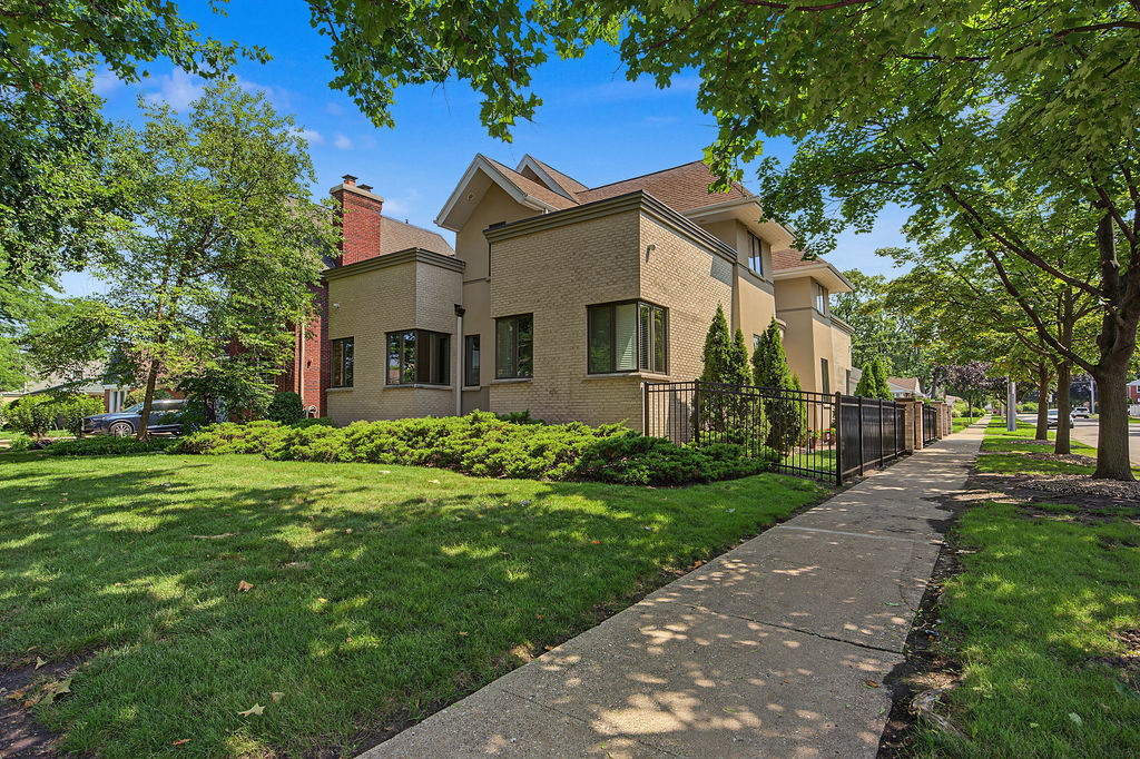 1915 S Washington Avenue Property Photo 4
