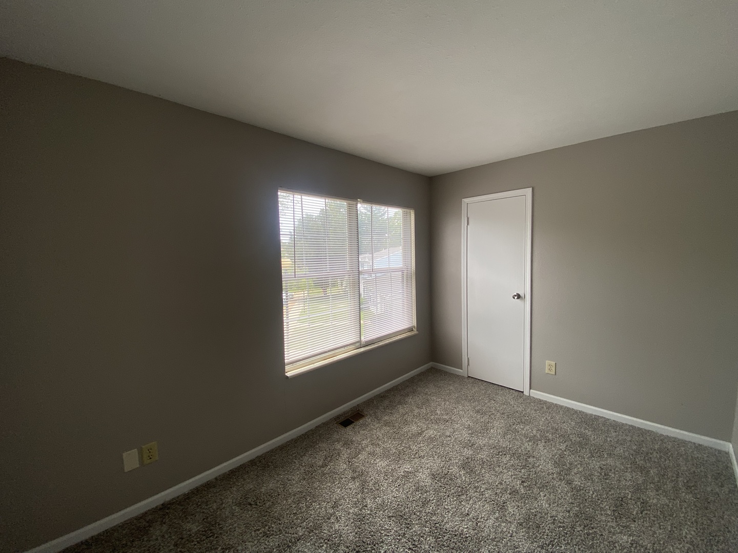 612 E Campus Drive B12 Property Photo 11