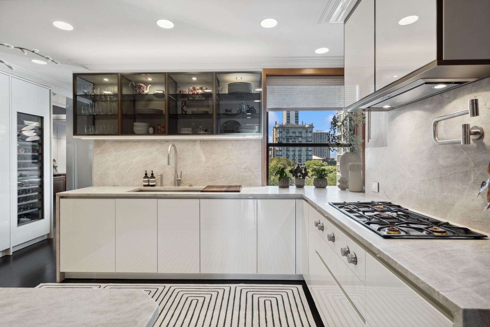 1540 N Lake Shore Drive 8n Property Photo 13