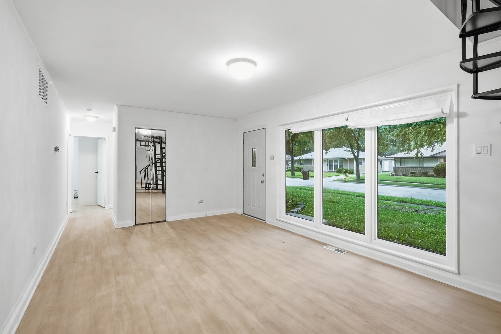 136 Well Street Property Photo 4